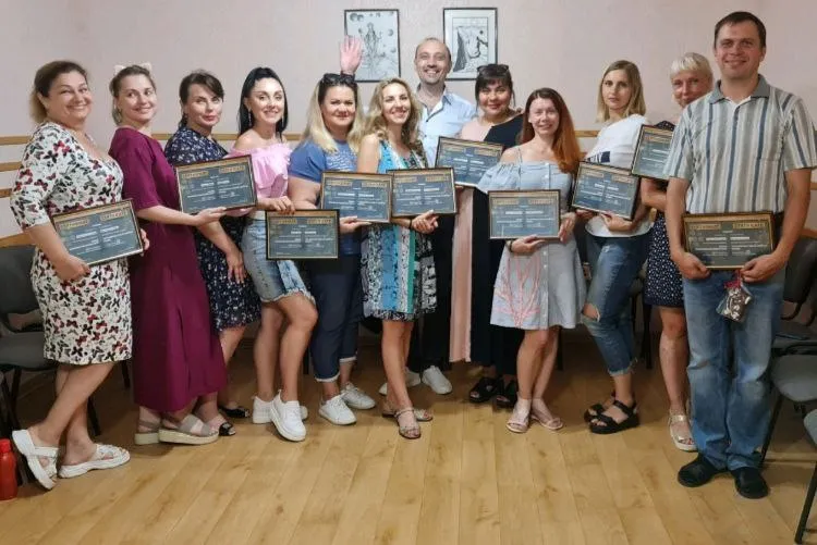 Выпускники школы с дипломами